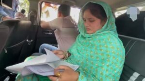 पत्नी को भी नोटिस मिला
